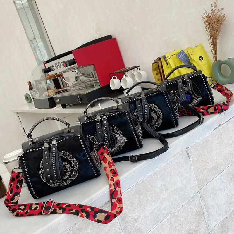 Split Leather Handbags for Women Diamond Horsehair Bolso Grande Mujer Big Eye Designer Rivet Shoulder Bag
Split Leather Handbags for Women Diamond Horsehair Bolso Grande Mujer Big Eye Designer Rivet Shoulder Bag