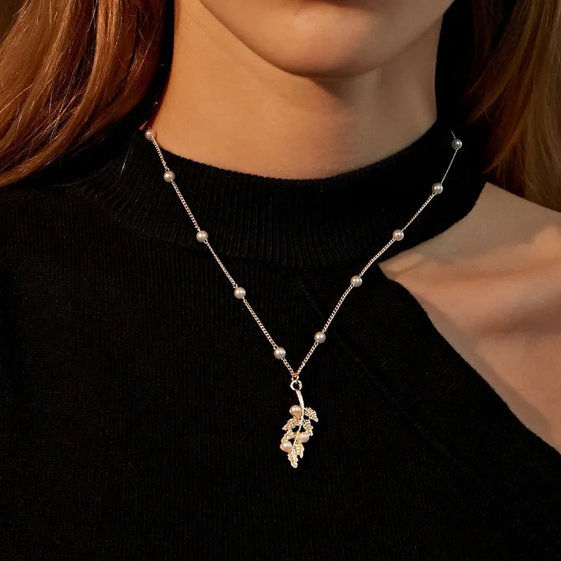 VSnow Vintage Bling Bling Pearl Leaf Pendant Necklace for Women Temperament Beaded Necklace Party Gifts Jewelry Accessories
VSnow Vintage Bling Bling Pearl Leaf Pendant Necklace for Women Temperament Beaded Necklace Party Gifts Jewelry Accessories