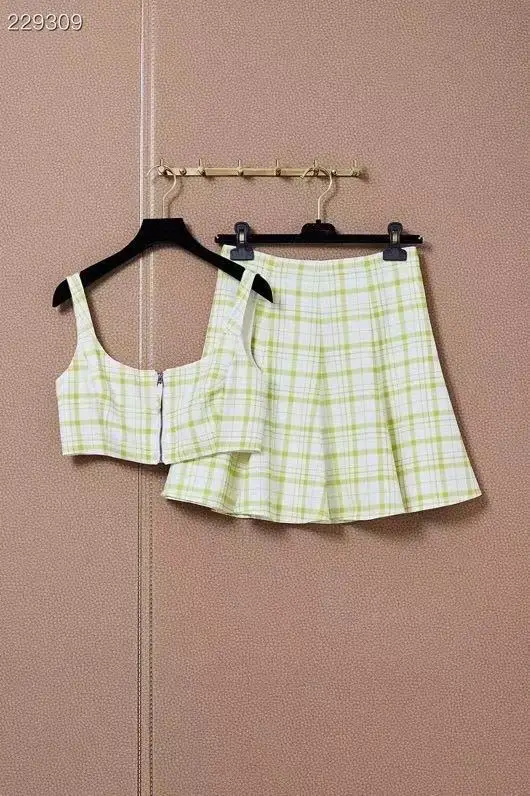 2021 New Fashion Runway Autumn Plaid Print Suits Women's Vintage Short Slash Neck Sleeveless Tops + Slim Mini Skirt 2 Piece Set
2021 New Fashion Runway Autumn Plaid Print Suits Women's Vintage Short Slash Neck Sleeveless Tops + Slim Mini Skirt 2 Piece Set