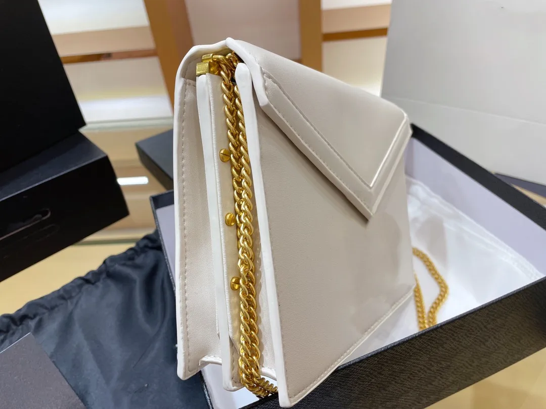 New product recommendation is simple solid color leather small square bag, or a chain envelope bag, shoulder messenger bag
New product recommendation is simple solid color leather small square bag, or a chain envelope bag, shoulder messenger bag