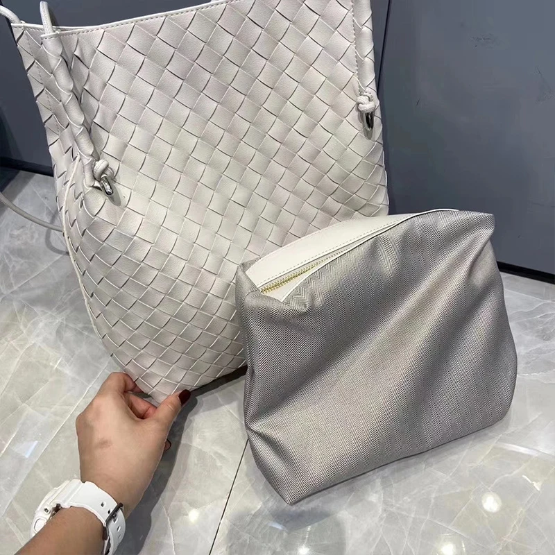 Ladies' Genuine Leather Sling Bag Large Capacity Shopping Bag Hand-Woven Fashion Design Handbag 2021 Hot Sale New Fast Shipping 
Ladies' Genuine Leather Sling Bag Large Capacity Shopping Bag Hand-Woven Fashion Design Handbag 2021 Hot Sale New Fast Shipping