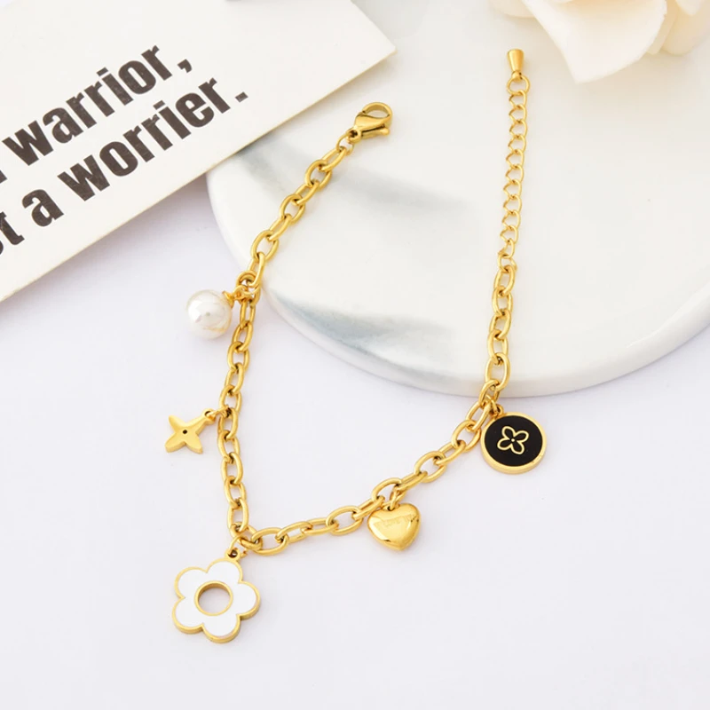 Korean version of the new four-leaf flower black and white pendant titanium steel bracelet female fashion personality flower bra 
Korean version of the new four-leaf flower black and white pendant titanium steel bracelet female fashion personality flower bra