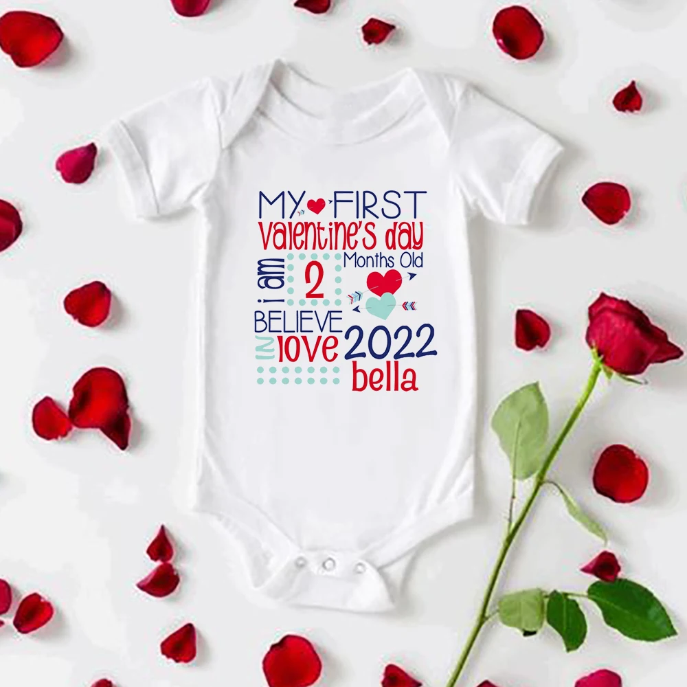 Индивидуальное Имя рот Новорожденный ребенок боди мой первый день Святого Валентина милый Уникальный комбинезон настраиваемый подарок на ... 
Индивидуальное Имя рот Новорожденный ребенок боди мой первый день Святого Валентина милый Уникальный комбинезон настраиваемый подарок на ...