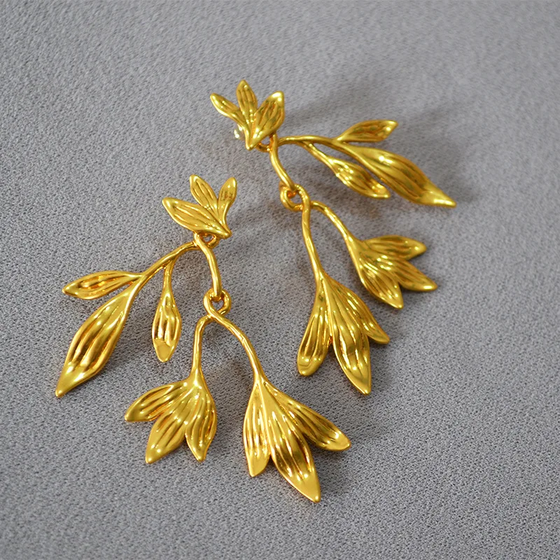European and American retro brass vine leaf dinner catwalk style personality 925 silver needle earrings earrings women
European and American retro brass vine leaf dinner catwalk style personality 925 silver needle earrings earrings women