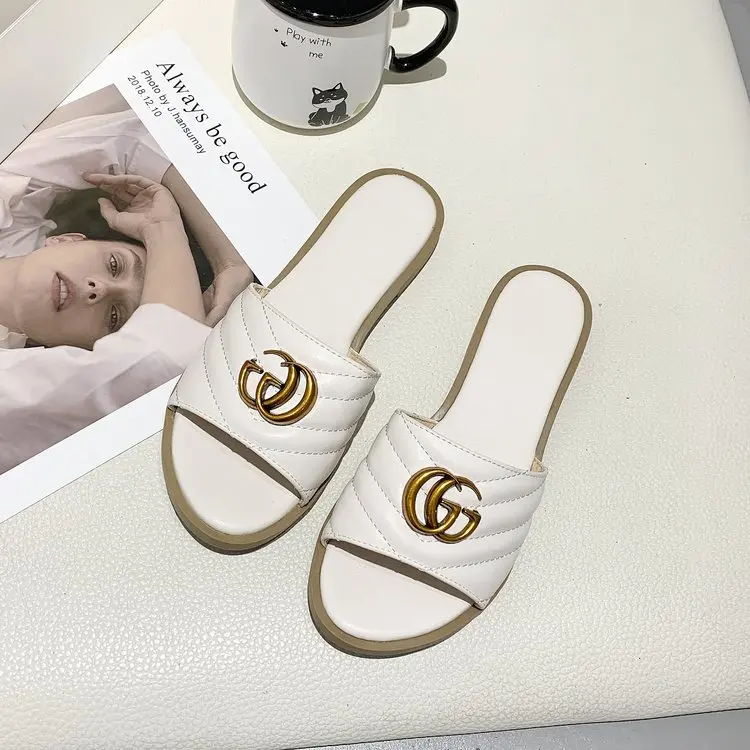 2021 summer new sandals and slippers women Korean flat metal buckle flat-bottomed slippers non-slip beach shoes 
2021 summer new sandals and slippers women Korean flat metal buckle flat-bottomed slippers non-slip beach shoes