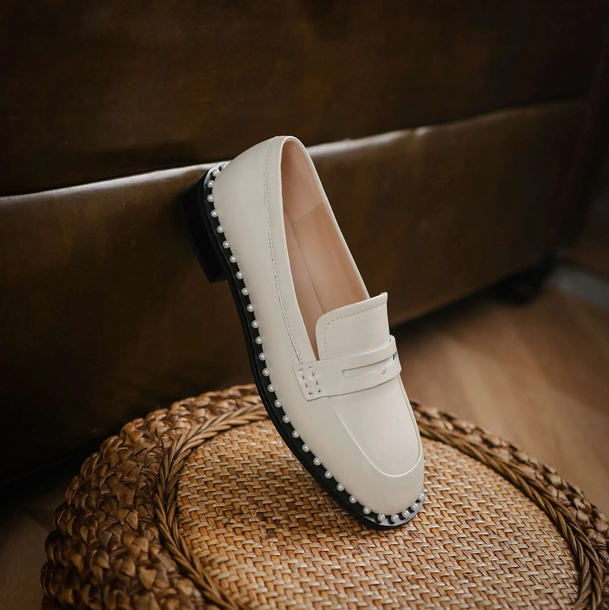 Krazing Pot new genuine leather round toe med heel brand shoes pearl decoration retro fashion deep mouth slip on women pumps L06
Krazing Pot new genuine leather round toe med heel brand shoes pearl decoration retro fashion deep mouth slip on women pumps L06