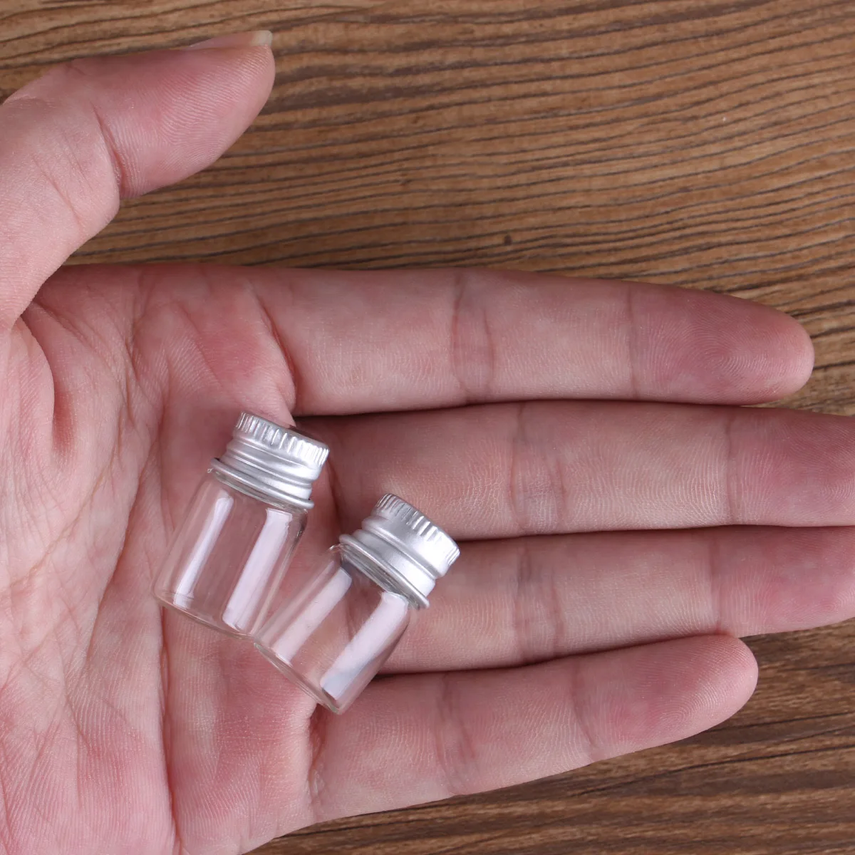 200pcs 2ml 16*26mm Glass Bottles with Aluminum Caps Mini Glass Jars Tiny Vials DIY Crafts
200pcs 2ml 16*26mm Glass Bottles with Aluminum Caps Mini Glass Jars Tiny Vials DIY Crafts