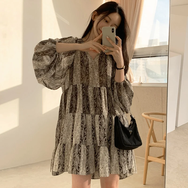 Korean Chic Niche Women'S Dress Short Dress New 2021 Summer Dress Retro Ethnic Abstract Print V-Neck Lantern Sleeve Loose Dress
Korean Chic Niche Women'S Dress Short Dress New 2021 Summer Dress Retro Ethnic Abstract Print V-Neck Lantern Sleeve Loose Dress