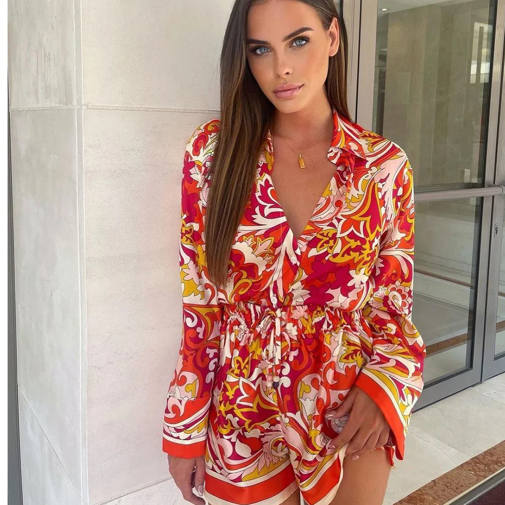 Женский летний комплект из двух предметов: Укороченная рубашка с принтом и шорты с высокой талией
Женский летний комплект из двух предметов: Укороченная рубашка с принтом и шорты с высокой талией