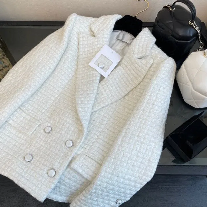 Осенне-зимнее Новое приталенное пальто с большими лацканами
Осенне-зимнее Новое приталенное пальто с большими лацканами