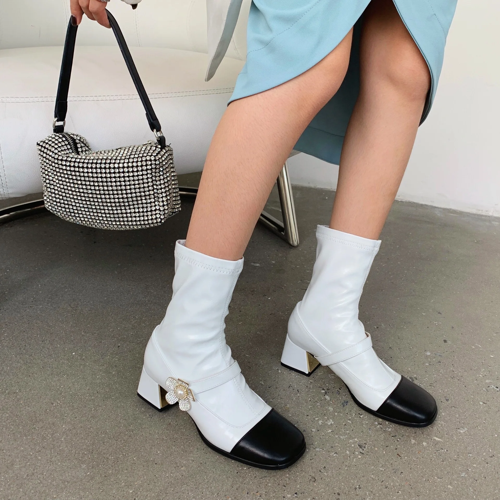 Fashion Women Sock Boots Rhinestone Flower Design Round Toe Flats Heeled Stretch Boots Party Thick Mid Heels Elegant Size 35-39
Fashion Women Sock Boots Rhinestone Flower Design Round Toe Flats Heeled Stretch Boots Party Thick Mid Heels Elegant Size 35-39