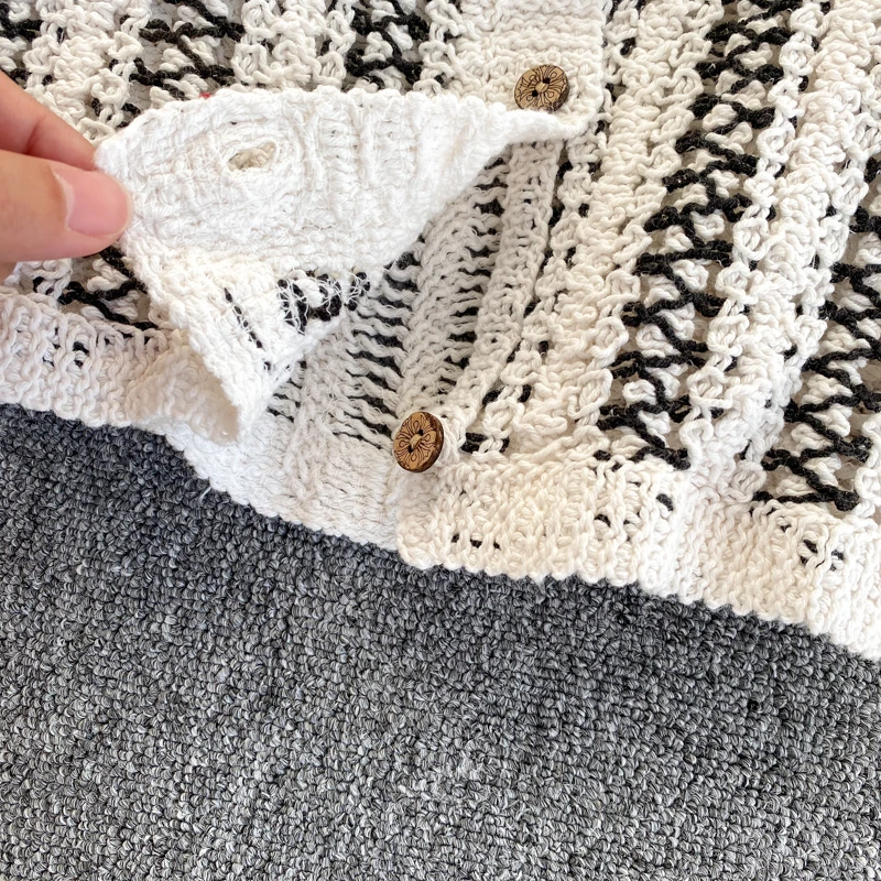 Korean fashion spring thin knitted top women elegant square collar long sleeve hollow out striped buttons short sweater cardigan
Korean fashion spring thin knitted top women elegant square collar long sleeve hollow out striped buttons short sweater cardigan