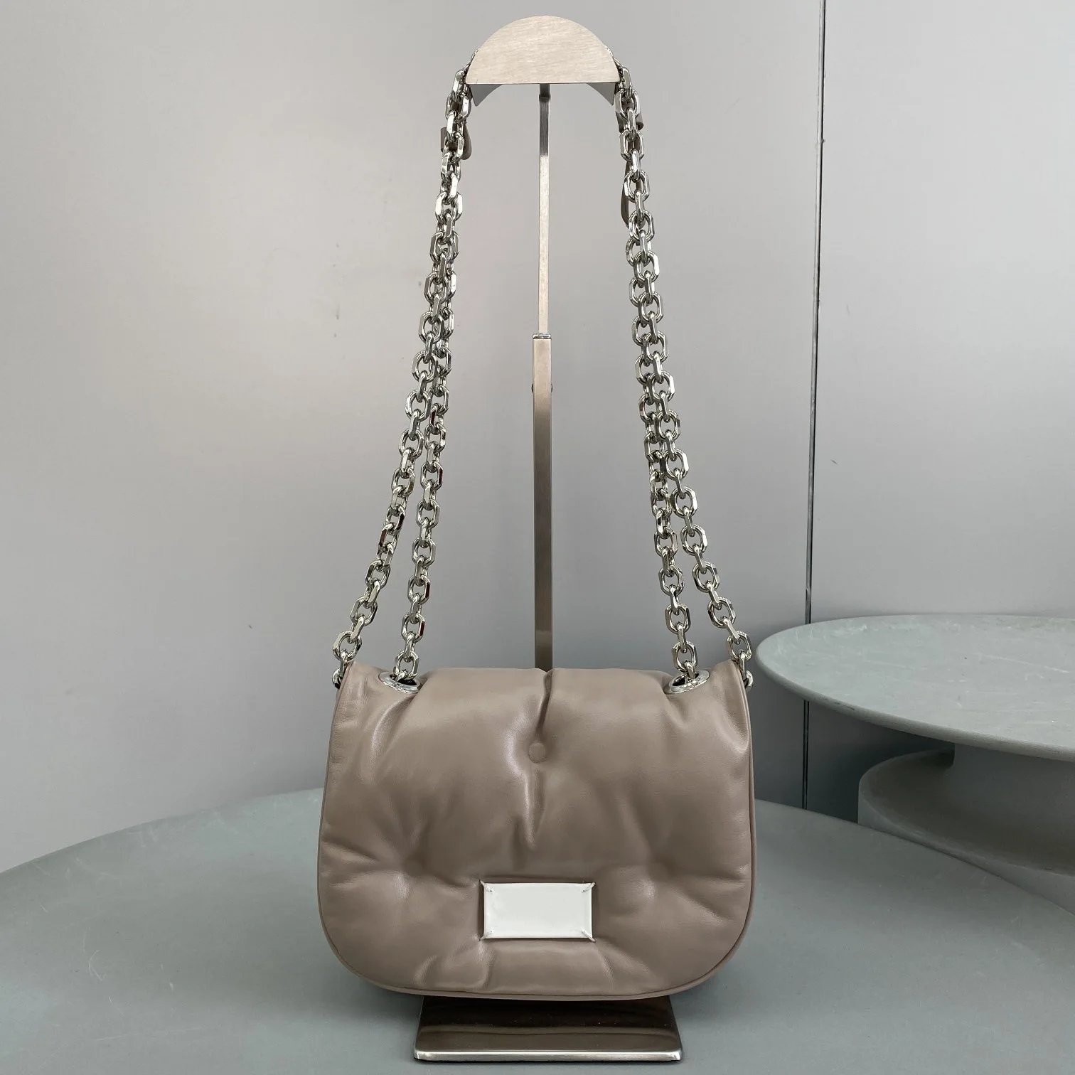 women bags2021 autumn and winter Majia new sheepskin folds chain pillow bag messenger bag nude pink leather shoulder bag female
women bags2021 autumn and winter Majia new sheepskin folds chain pillow bag messenger bag nude pink leather shoulder bag female