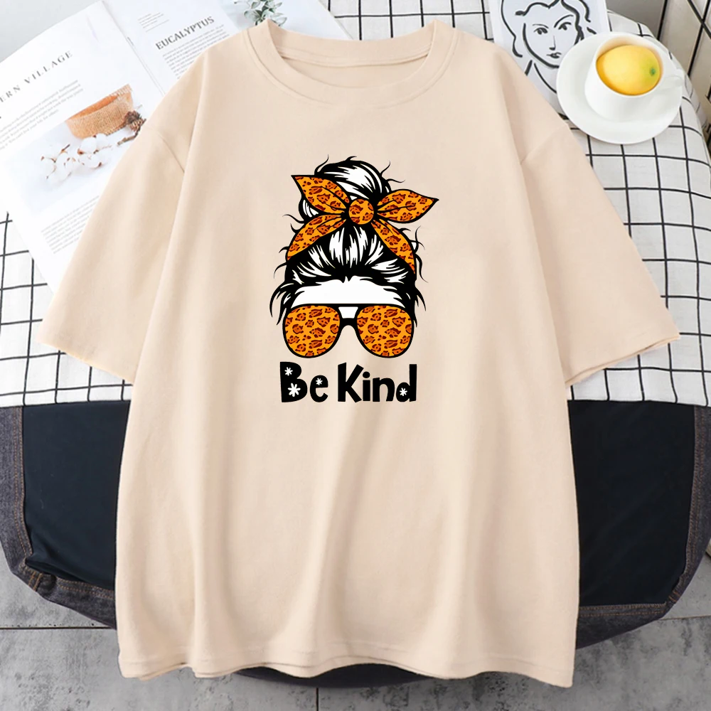 Женская футболка с принтом Be Kind, летняя повседневная футболка, удобная футболка с милым аниме, женские футболки оверсайз с круглым вырезом
Женская футболка с принтом Be Kind, летняя повседневная футболка, удобная футболка с милым аниме, женские футболки оверсайз с круглым вырезом