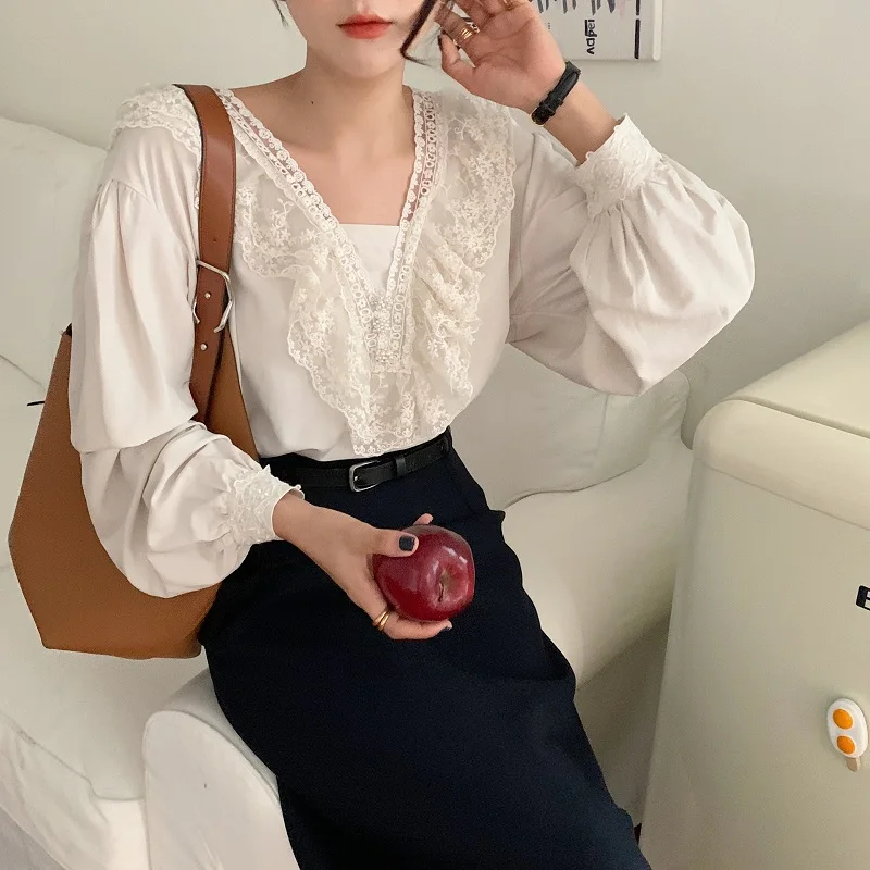 Heavy Lotus Leaf Lace V-Collar Make Sweet Blouse Delicate Decoration Long-Sleeved Top 2021 Spring Fall Women Shirt Pearl Button
Heavy Lotus Leaf Lace V-Collar Make Sweet Blouse Delicate Decoration Long-Sleeved Top 2021 Spring Fall Women Shirt Pearl Button