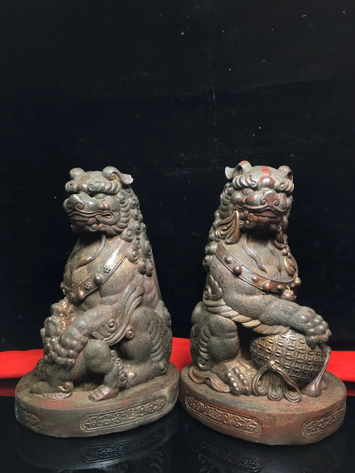 11"Tibet Buddhism Old Bronze Cinnabar Lacquer Lion statue A pair Gatekeeper lion Town House Exorcism Ward off evil spirits 
11"Tibet Buddhism Old Bronze Cinnabar Lacquer Lion statue A pair Gatekeeper lion Town House Exorcism Ward off evil spirits