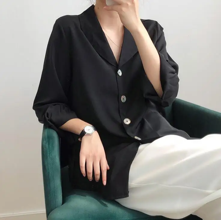 Satin chiffon shirt men 2020 spring and autumn design sense niche light mature solid color satin satin top 
Satin chiffon shirt men 2020 spring and autumn design sense niche light mature solid color satin satin top