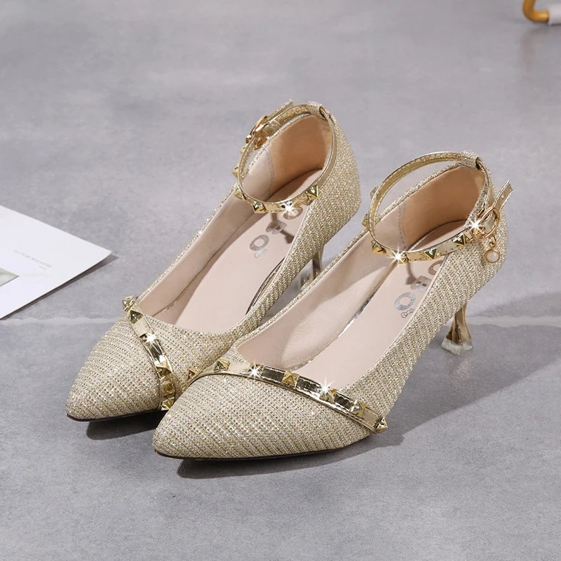 Женские милые туфли с острым носком на шпильке ремешком и пряжкой для свадьбы
