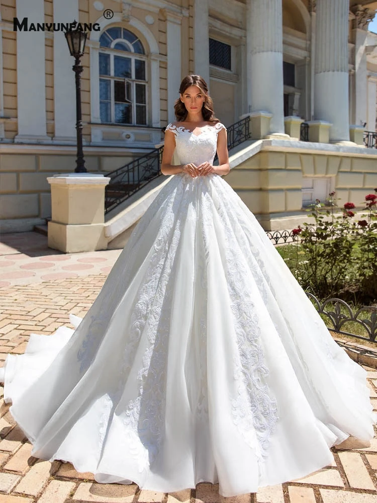 Custom Made Cap Sleeve Embroidery Appliques Tulle Bridal Ball Gown Luxury Chapel Train O-Neck Button Back Wedding Dress 2021
Custom Made Cap Sleeve Embroidery Appliques Tulle Bridal Ball Gown Luxury Chapel Train O-Neck Button Back Wedding Dress 2021
