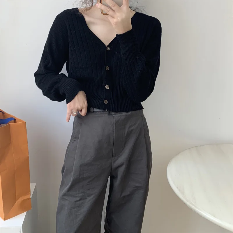 Spring and autumn women's casual solid color V-neck long-sleeved single-breasted cardigan sweater
Spring and autumn women's casual solid color V-neck long-sleeved single-breasted cardigan sweater