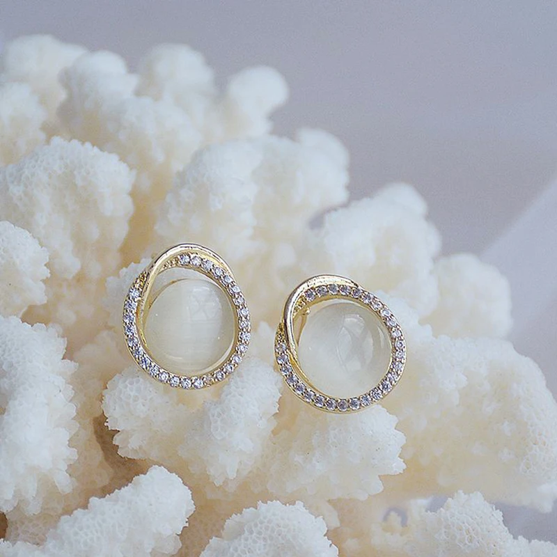 High Quality 14K Real Gold Simplicity Earrings for Women Top Designer Luxury Jewelry AAA Zirconia S925 Silver Needle Stud Gift
High Quality 14K Real Gold Simplicity Earrings for Women Top Designer Luxury Jewelry AAA Zirconia S925 Silver Needle Stud Gift