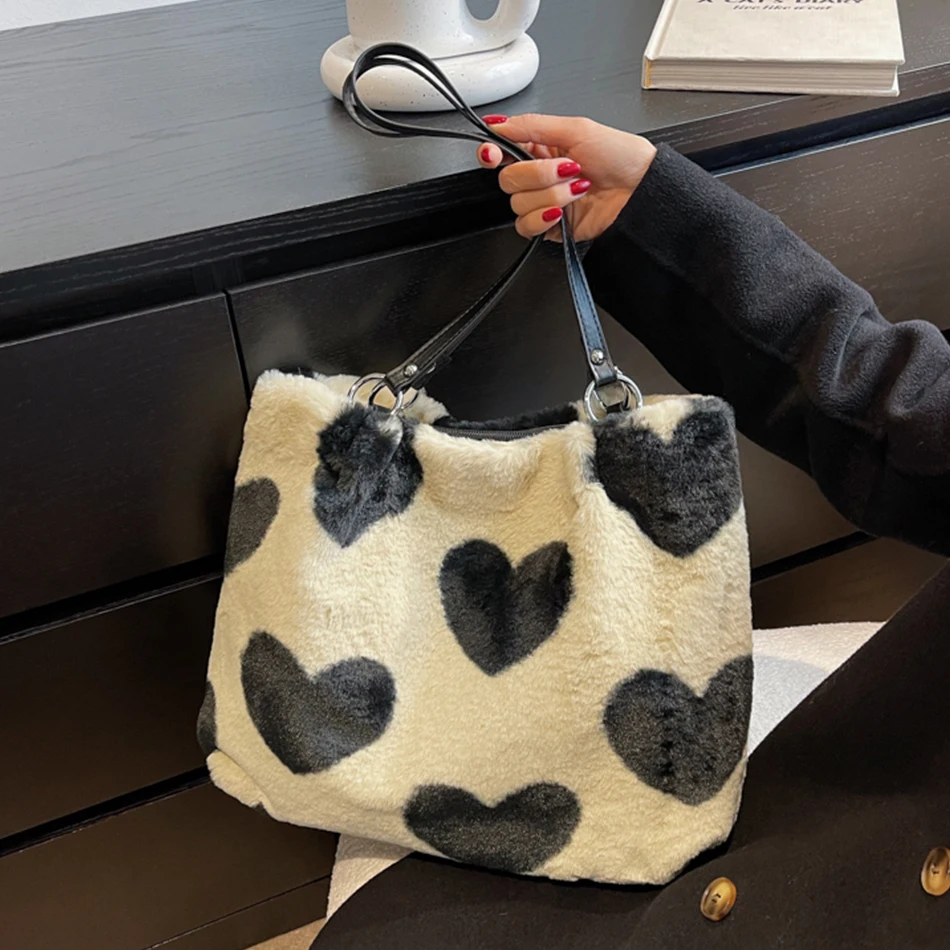 Winter New Fashion Plush Women's Shoulder Bag Cute Heart Shaped Flower Soft Tote 2021 Designer Large Capacity Female Handbag Sac 
Winter New Fashion Plush Women's Shoulder Bag Cute Heart Shaped Flower Soft Tote 2021 Designer Large Capacity Female Handbag Sac