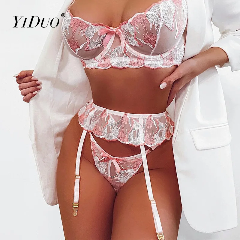 Комплект женского кружевного нижнего белья из бюстгальтера пуш-ап и трусов
Комплект женского кружевного нижнего белья из бюстгальтера пуш-ап и трусов