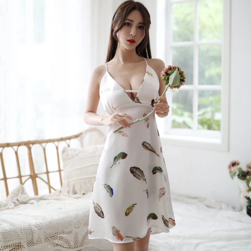 Summer V Neck Nightdress Feather Printed Sleepwear Backless Nightgown Stain Nightwear Sexy Lingerie Women Homewear
Summer V Neck Nightdress Feather Printed Sleepwear Backless Nightgown Stain Nightwear Sexy Lingerie Women Homewear