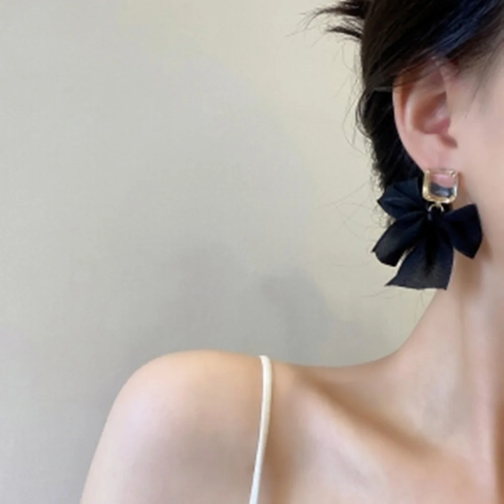 New Jewelry Korean Sweet Black White Bowknot Female Earrings Sweet Fabric Lace Bow Fashion Drop Earrings Creative Jewelry Gift
New Jewelry Korean Sweet Black White Bowknot Female Earrings Sweet Fabric Lace Bow Fashion Drop Earrings Creative Jewelry Gift