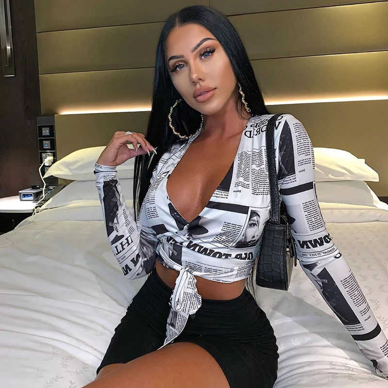 Ladies Sexy V-Neck Lace-Up Tops Newspaper Print Cross Deep Women's Streetwear Crop Top Long Sleeve Retro Sexy T-Shirt
Ladies Sexy V-Neck Lace-Up Tops Newspaper Print Cross Deep Women's Streetwear Crop Top Long Sleeve Retro Sexy T-Shirt