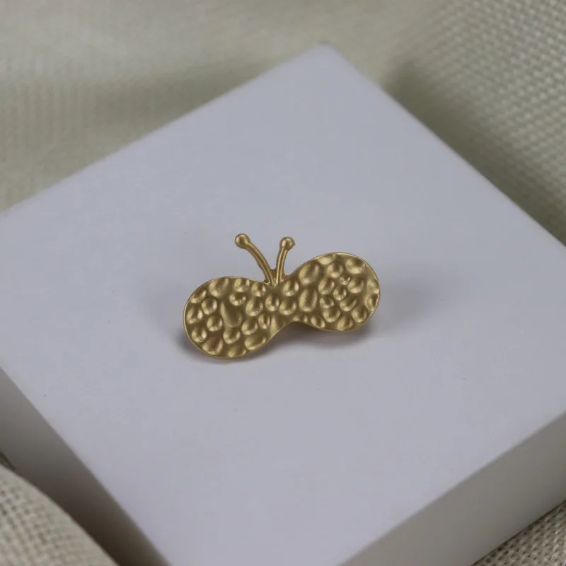 Little Bee Matte Butterfly Brooch Female Badge Cute Corsage Men Metal Collar Accessories
Little Bee Matte Butterfly Brooch Female Badge Cute Corsage Men Metal Collar Accessories