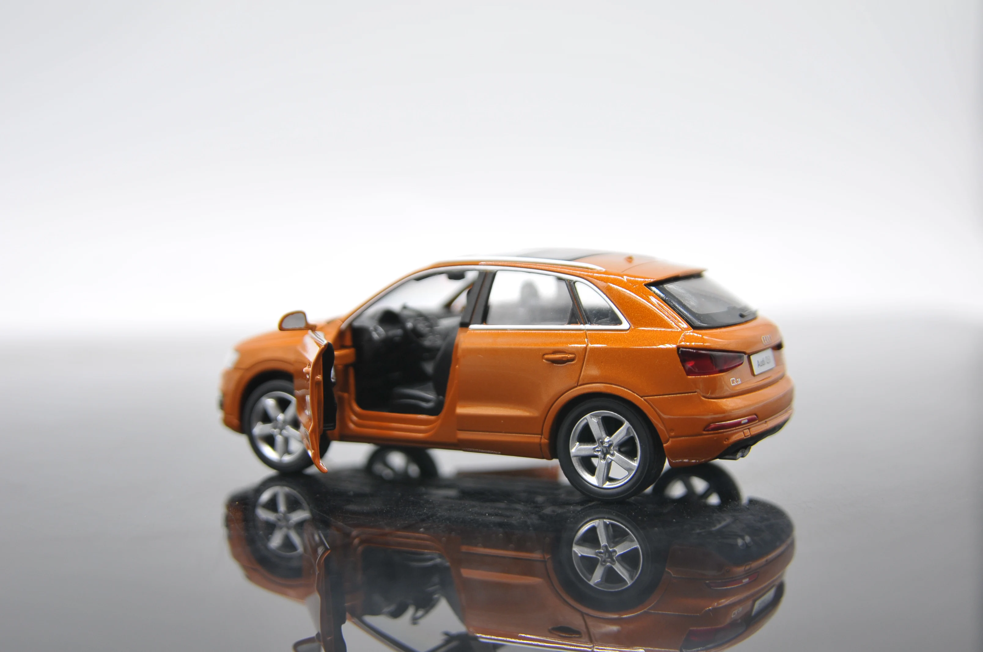 Модель автомобиля Audi Q3 1/32 имитация подсветсветильник литой Сплав модель |