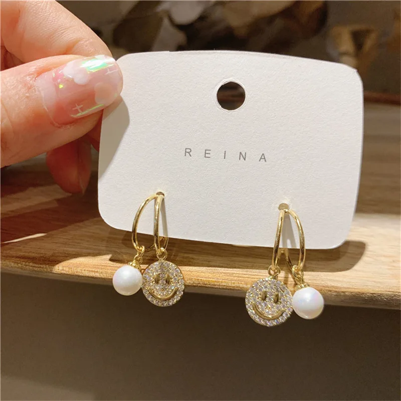 Cute and Sweet Smiley Dangle Earrings Girls Wild Personality Fashion Imitation Pearls Earrings Wholesale Women Ear Jewelry
Cute and Sweet Smiley Dangle Earrings Girls Wild Personality Fashion Imitation Pearls Earrings Wholesale Women Ear Jewelry
