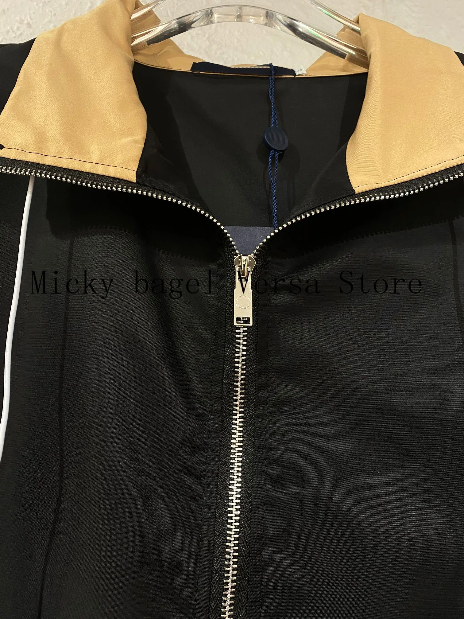 luxury high quality early autumn new letter printed nylon fashion women's Retro windbreaker temperament versatile slim fit coat
luxury high quality early autumn new letter printed nylon fashion women's Retro windbreaker temperament versatile slim fit coat