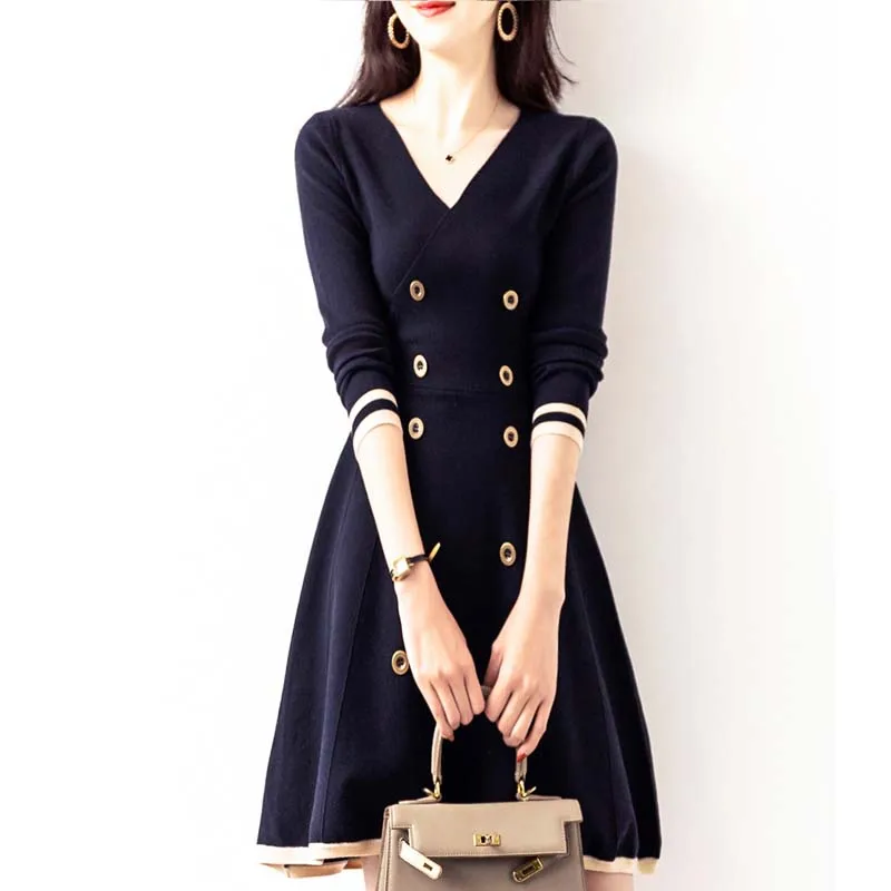 Женское трикотажное платье-свитер до колен, с двойным рядом пуговиц
Женское трикотажное платье-свитер до колен, с двойным рядом пуговиц