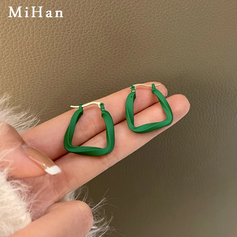 Mihan Fashion Jewelry U-Shape Earrings 2021 New Trend Vintage Temperament Green Coating Drop Earrings For Girl Lady Gifts
Mihan Fashion Jewelry U-Shape Earrings 2021 New Trend Vintage Temperament Green Coating Drop Earrings For Girl Lady Gifts