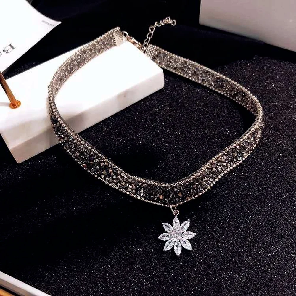 New ladies popular ice flower zircon petal clavicle chain full diamond short necklace female Korean neck jewelry neckband
New ladies popular ice flower zircon petal clavicle chain full diamond short necklace female Korean neck jewelry neckband