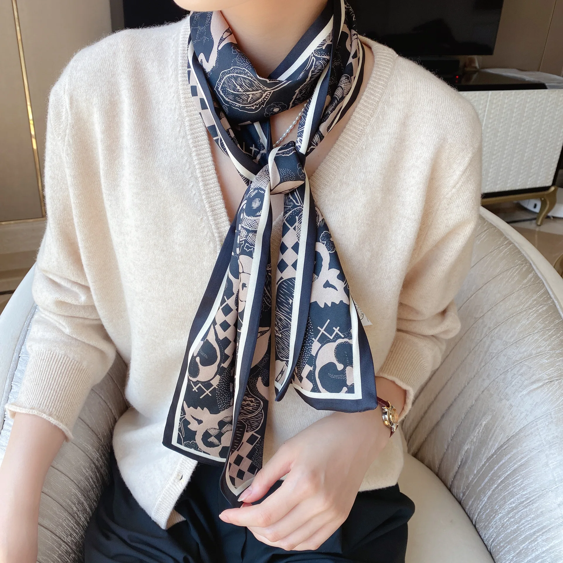 Hijab Silk Scarf Women Vintage Plaid Flower Print Long Advanced Feeling Lady Hair Band Foulard Neckerchief Female Bandana Shawl
Hijab Silk Scarf Women Vintage Plaid Flower Print Long Advanced Feeling Lady Hair Band Foulard Neckerchief Female Bandana Shawl