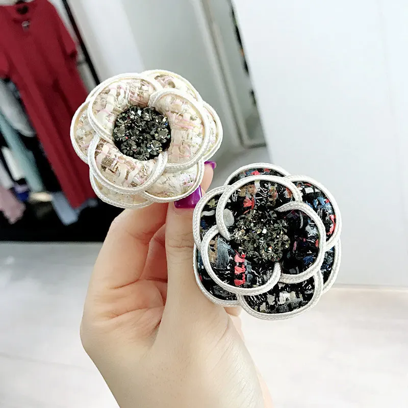 Famous Luxury Fabric Camellia Brooch Rhinestone Flower Pearl Bow Pin Brooches Fashion Girl Women Accessories
Famous Luxury Fabric Camellia Brooch Rhinestone Flower Pearl Bow Pin Brooches Fashion Girl Women Accessories