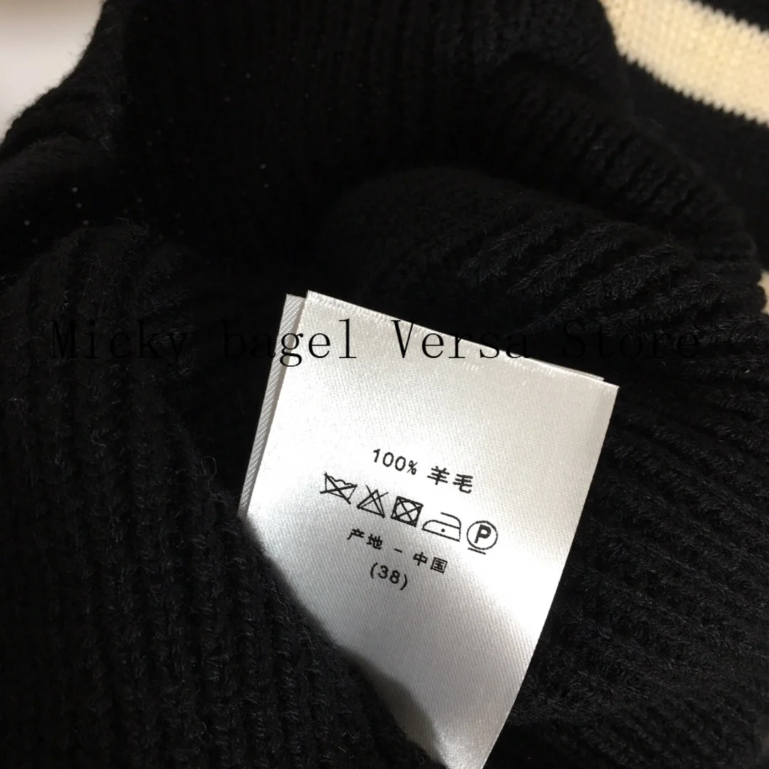 2021 luxury brand contrast stripe printing fashion women's top temperament round neck versatile loose casual sleeveless vest
2021 luxury brand contrast stripe printing fashion women's top temperament round neck versatile loose casual sleeveless vest