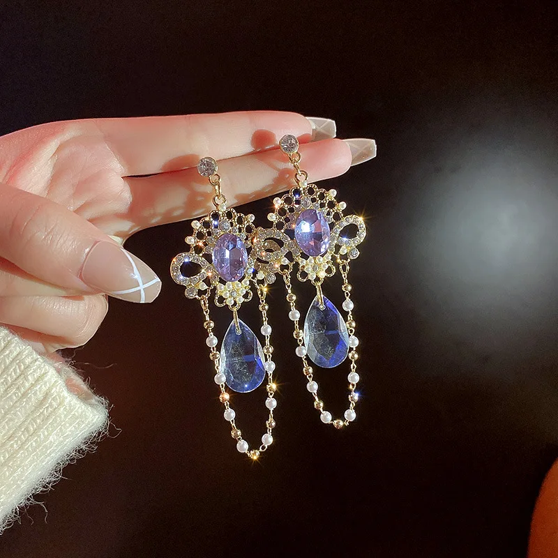 925 Silver Needle European And American Retro Palace Wind Crystal Flash Diamond Freshwater Pearl Tassel Earrings Female
925 Silver Needle European And American Retro Palace Wind Crystal Flash Diamond Freshwater Pearl Tassel Earrings Female