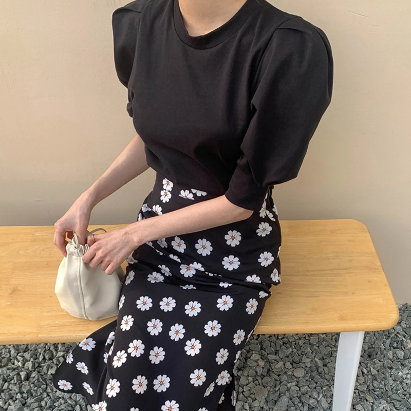 Korean Style Chic Women 2pcs Set Elegant Black/White Puff Short Sleeve O-neck Knit T-shirt + Daisy Floral Mermaid Midi Skirt New 
Korean Style Chic Women 2pcs Set Elegant Black/White Puff Short Sleeve O-neck Knit T-shirt + Daisy Floral Mermaid Midi Skirt New