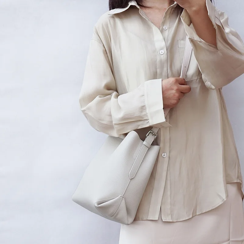 Leather women's bag new cow leather large capacity bucket bag single shoulder bag simple Commuter Bag temperament messenger bag
Leather women's bag new cow leather large capacity bucket bag single shoulder bag simple Commuter Bag temperament messenger bag