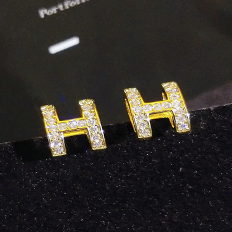 Fashion Exquisite Elegant Shiny AAA White Zircon Geometric Lettered H Ear Stud Earrings for Women Party Banquet Girl Jewelry
Fashion Exquisite Elegant Shiny AAA White Zircon Geometric Lettered H Ear Stud Earrings for Women Party Banquet Girl Jewelry