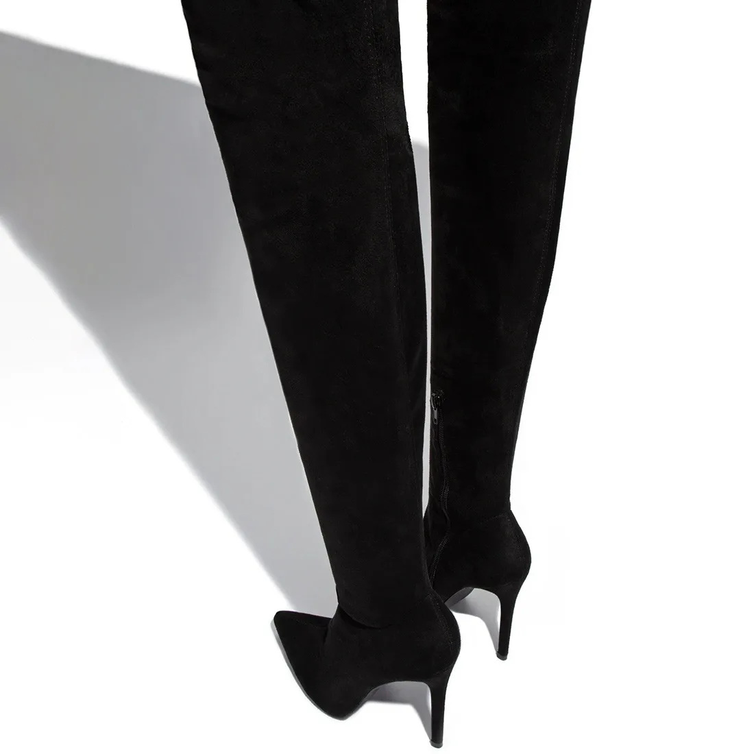 Женские сапоги выше колена черные на высоком каблуке с острым носком