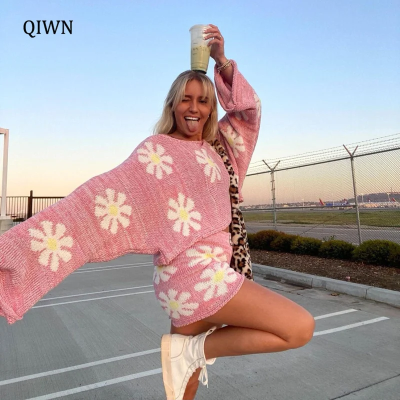 Floral Knitted Casual Sweater Matching Set Loungewear Loose Top and Shorts Set Fashion Outfits Autumn 2021 Clothes
Floral Knitted Casual Sweater Matching Set Loungewear Loose Top and Shorts Set Fashion Outfits Autumn 2021 Clothes