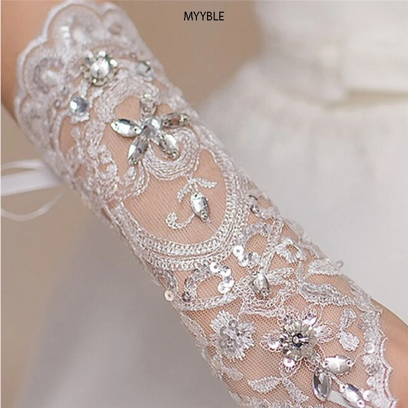 MYYBLE 2020 1 par blanco marfil mujer guantes sin dedos novia elegante párrafo corto Diamante de imitación blanco encaje guantes
MYYBLE 2020 1 par blanco marfil mujer guantes sin dedos novia elegante párrafo corto Diamante de imitación blanco encaje guantes