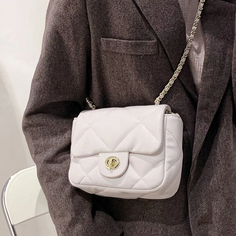 Luxury Niche Design Bag Women 2021 New Trendy Fashion Ladies Rhombus Chain Messenger Bag High Quality Simple Small Square Bag 
Luxury Niche Design Bag Women 2021 New Trendy Fashion Ladies Rhombus Chain Messenger Bag High Quality Simple Small Square Bag