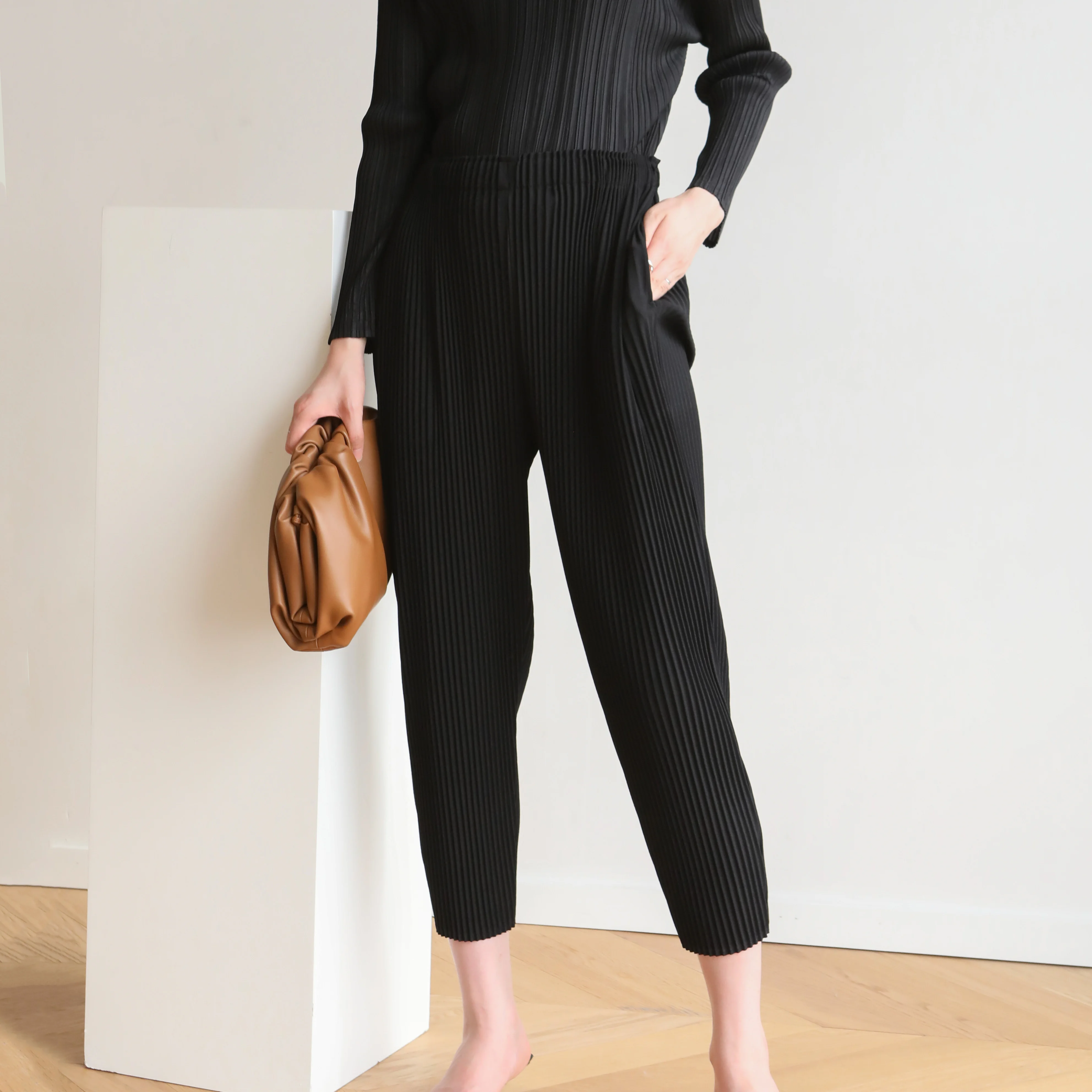 New 2020 Autumn/winter Mizhai pleated thickening slimming trend radish trousers versatile casual small foot haren trousers
New 2020 Autumn/winter Mizhai pleated thickening slimming trend radish trousers versatile casual small foot haren trousers