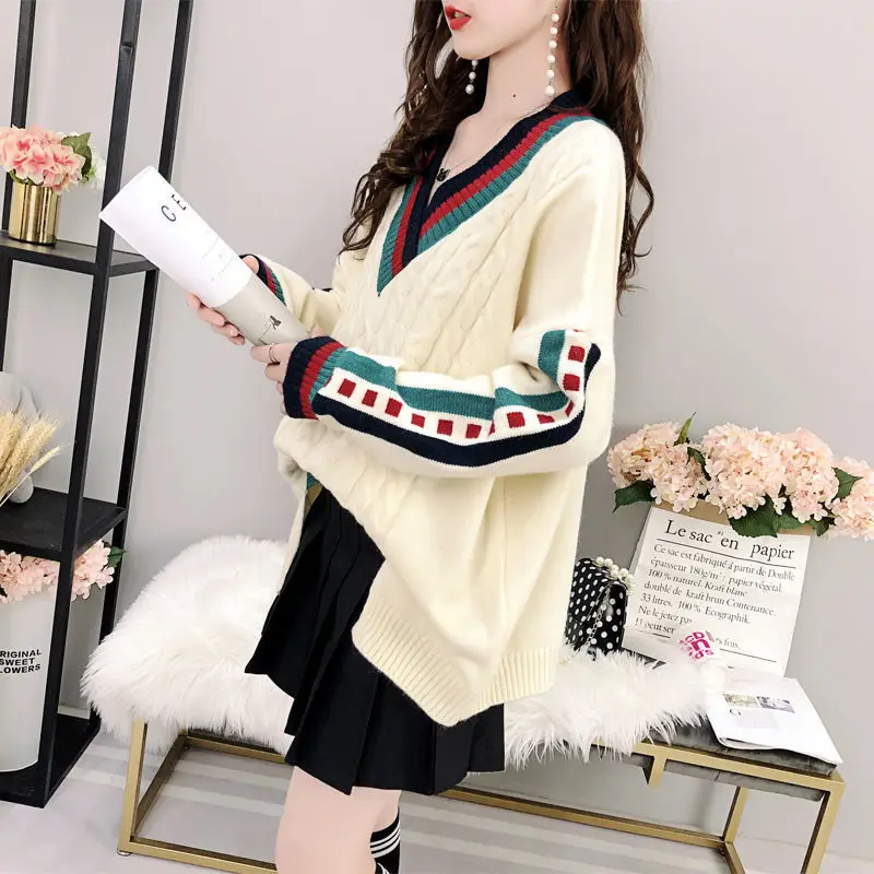 Color contrast V-neck twist sweater women's thick autumn winter 2020 new Korean style loose students' T-shirt 
Color contrast V-neck twist sweater women's thick autumn winter 2020 new Korean style loose students' T-shirt